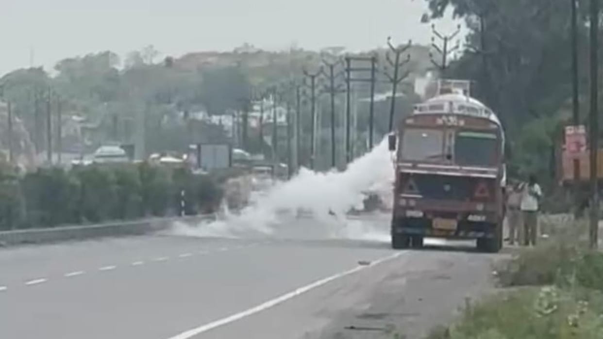 Jhansi: Panic ensues after a gas tanker leaks on the Kanpur Highway