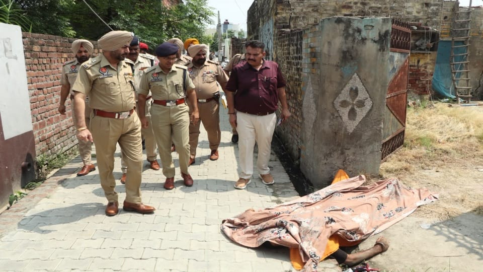 हत्या मामले में जांच करती पुलिस