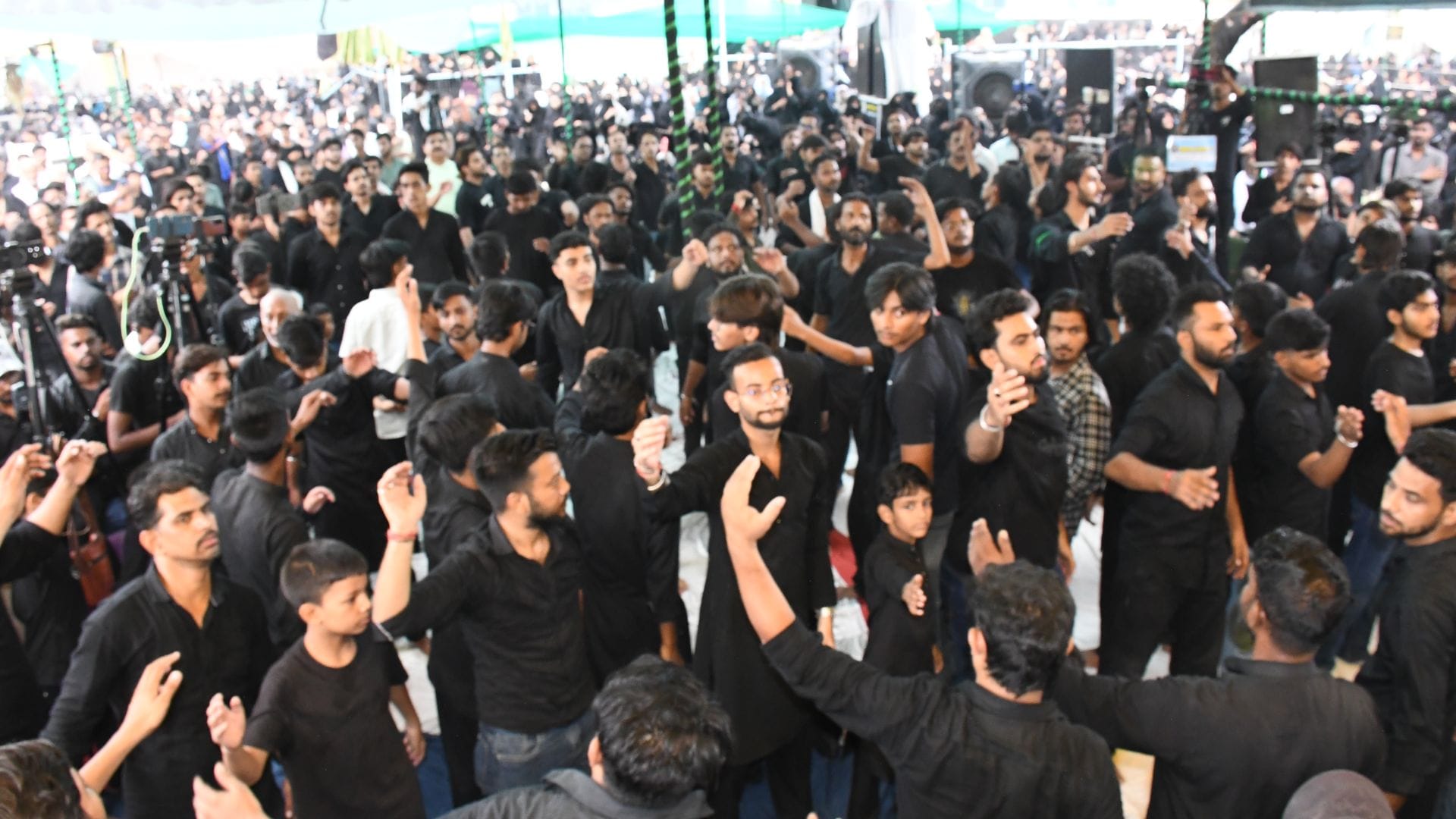 Coffins of 72 martyrs of Karbala borne in Varanasi procession taken out on tenth day of their martyrdom