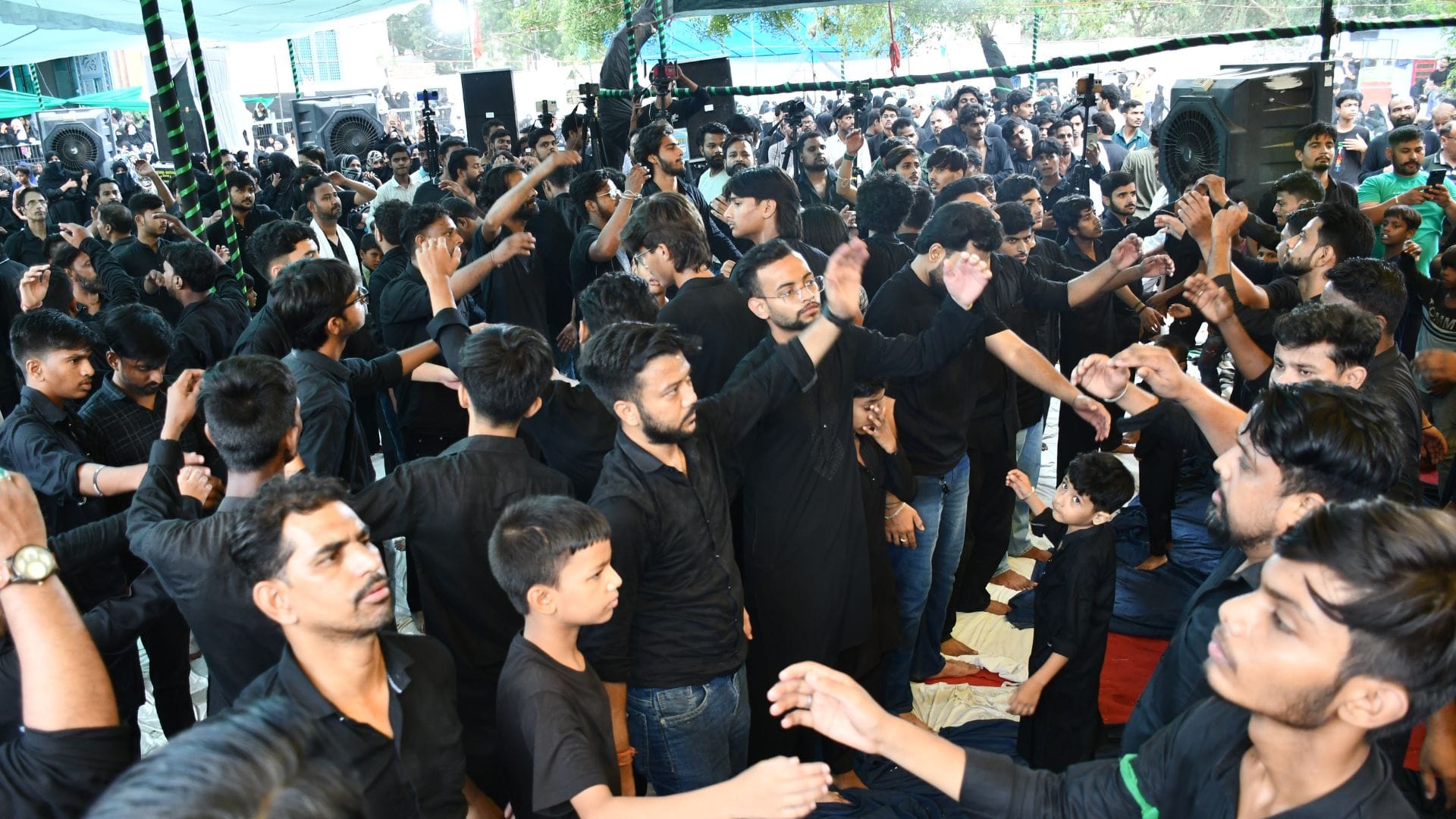 Coffins of 72 martyrs of Karbala borne in Varanasi procession taken out on tenth day of their martyrdom