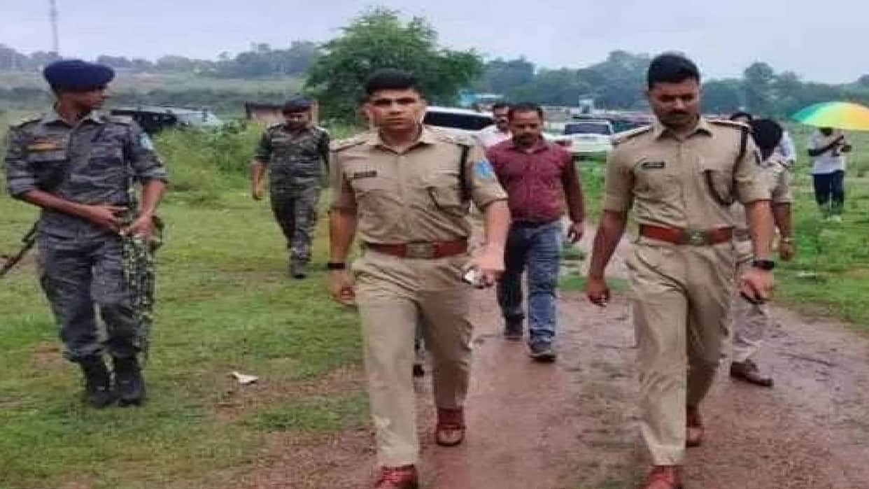 Encounter between police and a criminal in Ramgarh; Shivraj, alias Shiva Dom, shot in the leg and arrested.