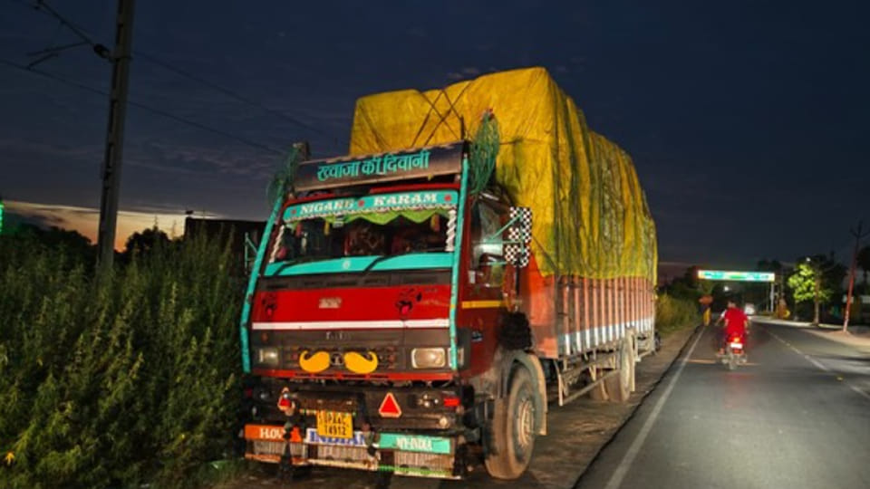 कमालगंज कस्बा के तपस्वी बाग के निकट खड़ी डीसीएम