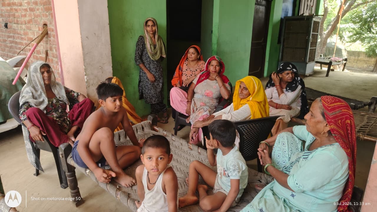 मौके पर बैठे परिजन