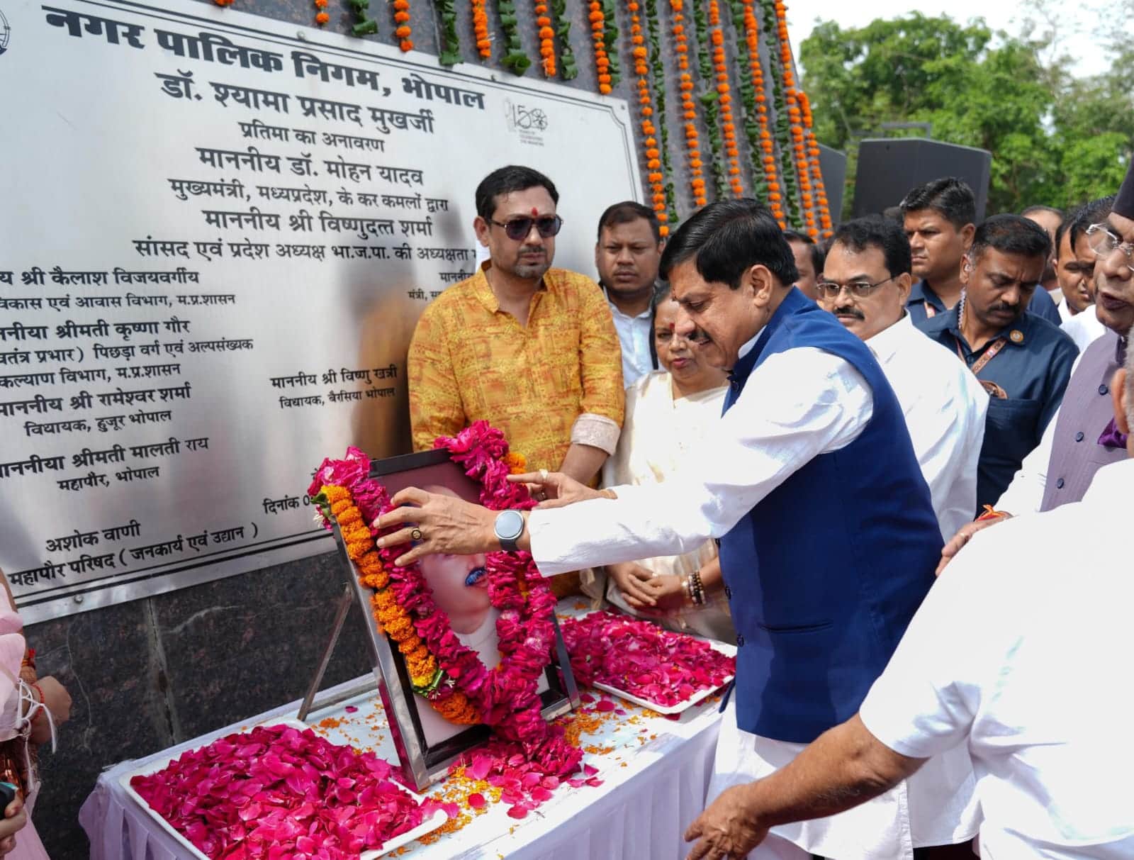 मुख्यमंत्री डॉ. मोहन यादव श्रद्धांजलि अर्पित करते हुए।