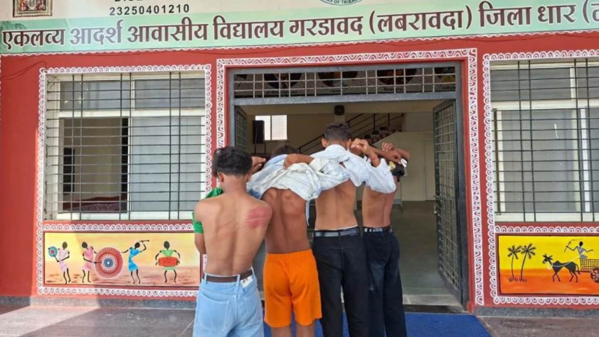 पीठ पर मारपीट के निशान दिखाते जूनियर छात्र