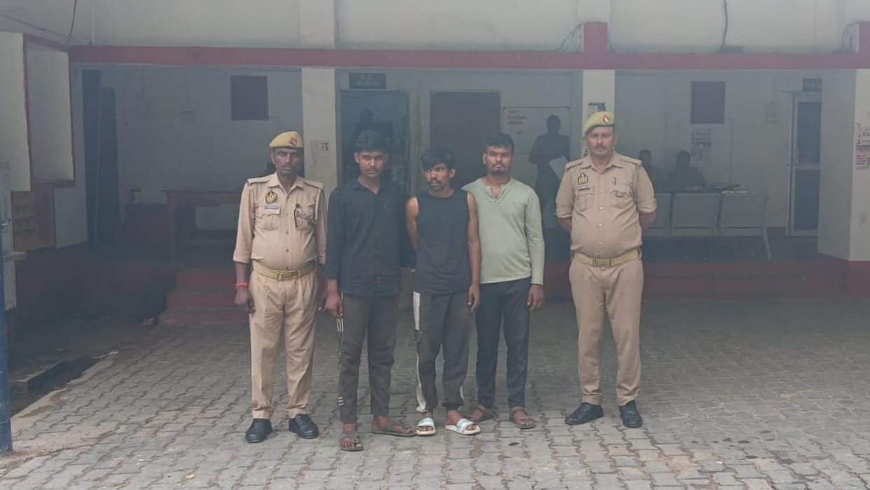 Jhansi: Individuals who stole wheat sacks from a truck outside the FCI warehouse have been arrested