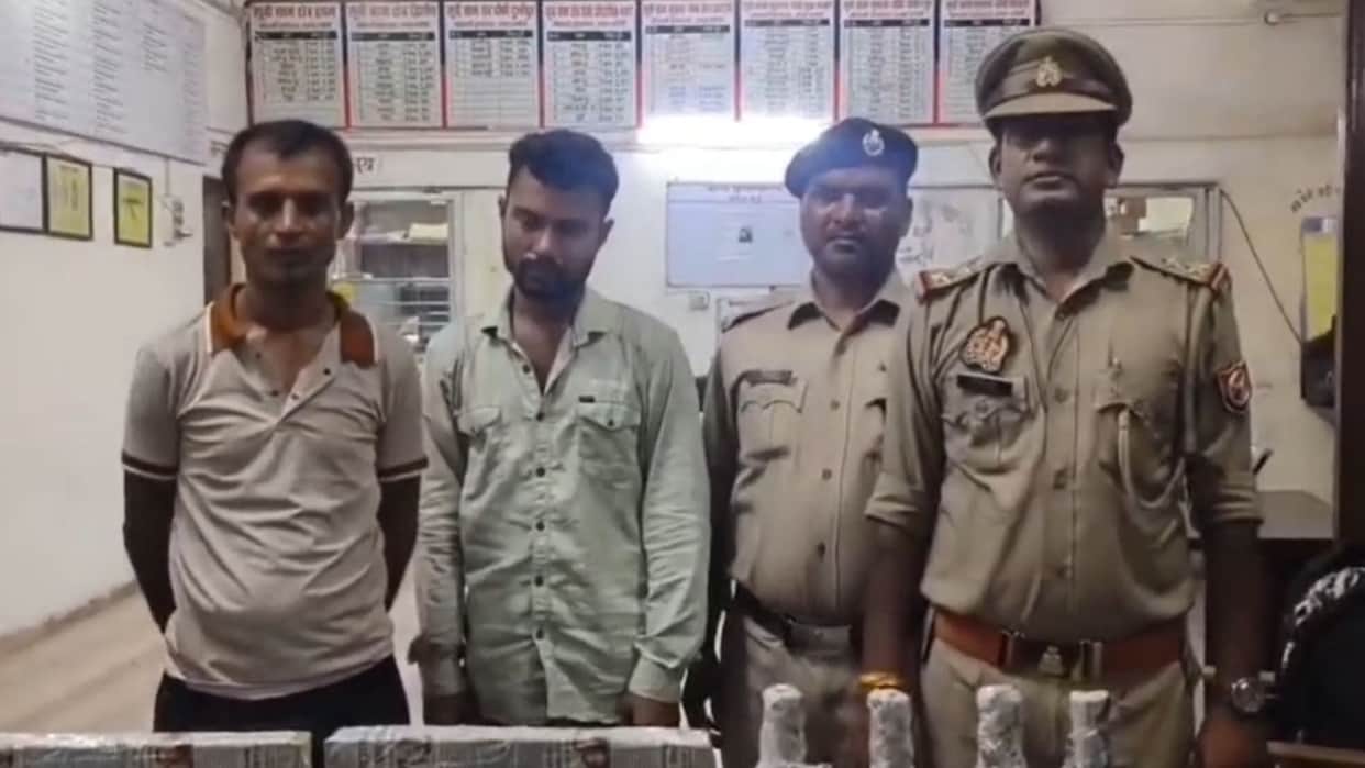 Police and RPF arrest two smugglers with liquor worth ₹54,000 in chandauli