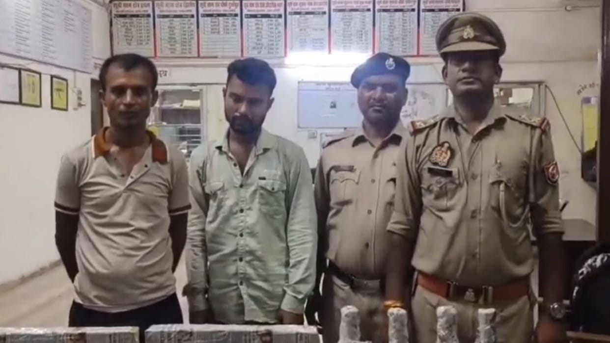 Police and RPF arrest two smugglers with liquor worth ₹54,000 in chandauli