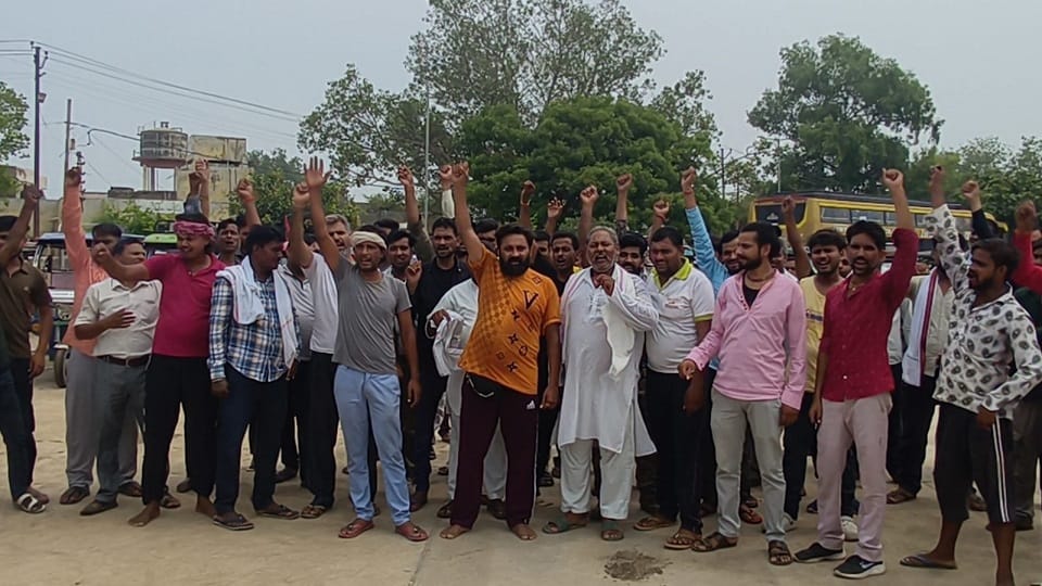 Vrindavan E-Rickshaw Drivers Protest Route Change, Warn of Major Agitation