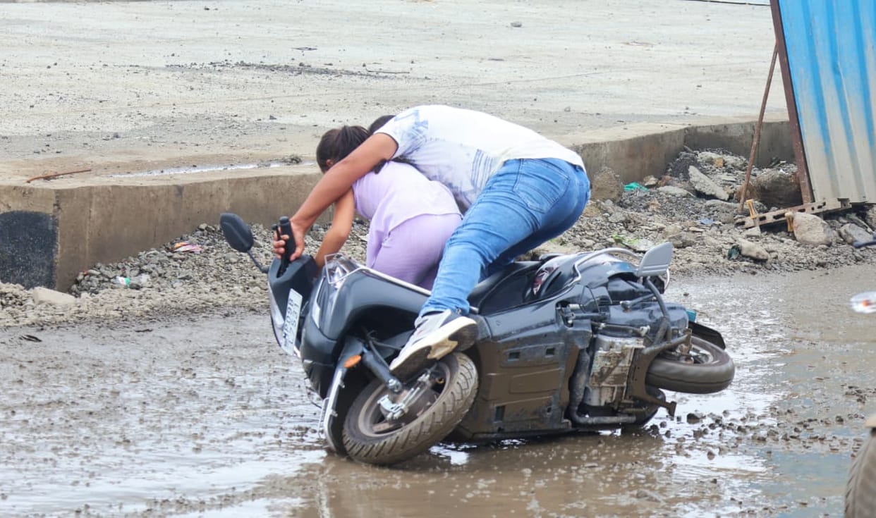 Indore News: Incomplete Indore-Ujjain road causes accidents in Indore; motorists are falling.