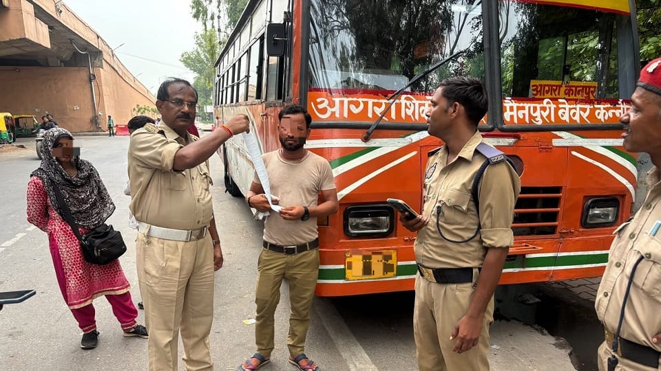 Traffic Police Crack Down on Illegal Bus Stops: 49 Roadways Buses Fined, 17 Seized in Agra