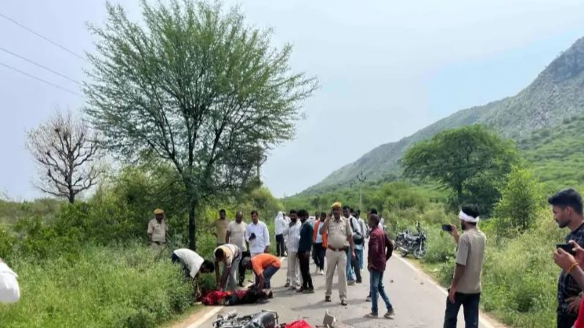 बोलेरो की टक्कर से बाइक सवार दो लोगों की मौत
