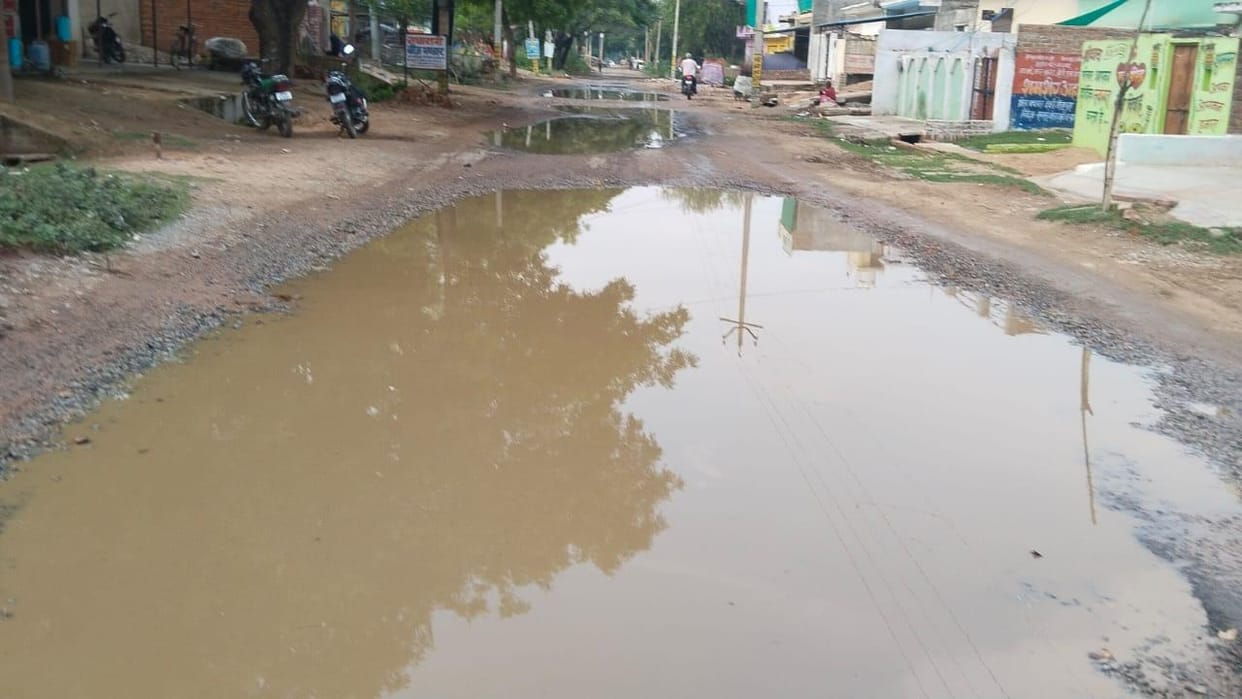 Jhansi: Road turns into a quagmire; despite complaints, the issue is being ignored