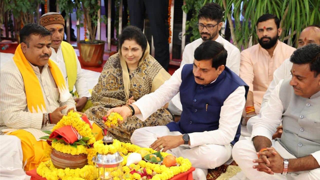सीएम मोहन यादव इंडस्ट्रियल पार्क का भूमिपूजन करते हुए