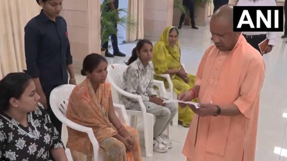 Janta Darshan CM Yogi listened to people grievances and said Do not worry every problem will be resolved
