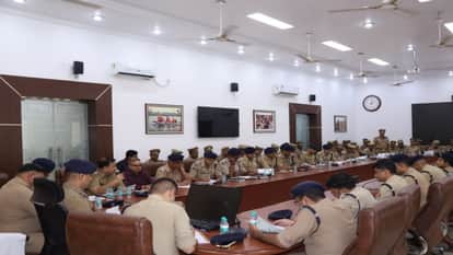सीएम योगी के आगमन के मद्देनजर पुलिस अधिकारियों ने की बैठक।