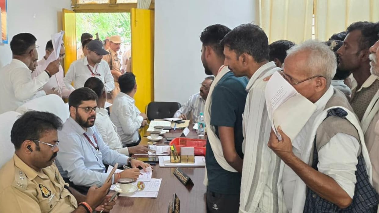 Jhansi: District Magistrate attends the 'Sampoorna Samadhan Diwas' held in Garautha.