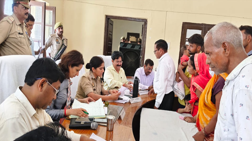 संपूर्ण समाधान दिवस में शिकायत सुनतीं डीएम डॉ.अंकुर लाठर व एसपी आरती सिंह