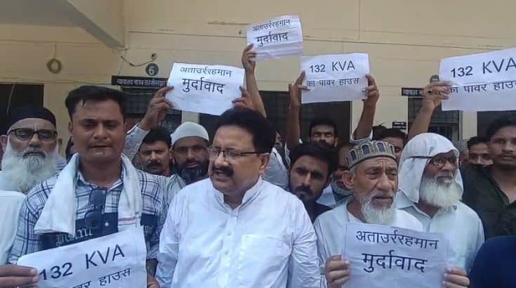 Locals arrived at Samadhan Divas in Baheri with posters against the SP MLA in Bareilly