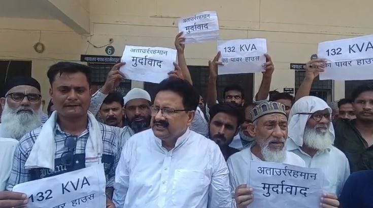 Locals arrived at Samadhan Divas in Baheri with posters against the SP MLA in Bareilly