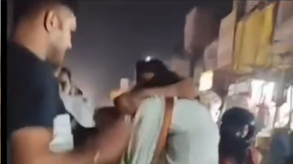 RPF jawan clashes with auto-rickshaw driver on road video viral of him slapping driver in chandauli