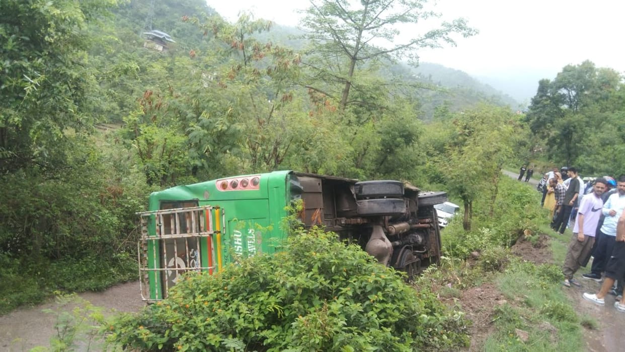 Sundernagar Bus Accident: Private bus overturns near Bhawana Chowk, 19 injured