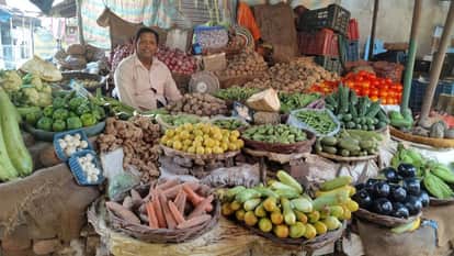 श्यामगंज सब्जी मंडी में दुकान पर बैठा विक्रेता।