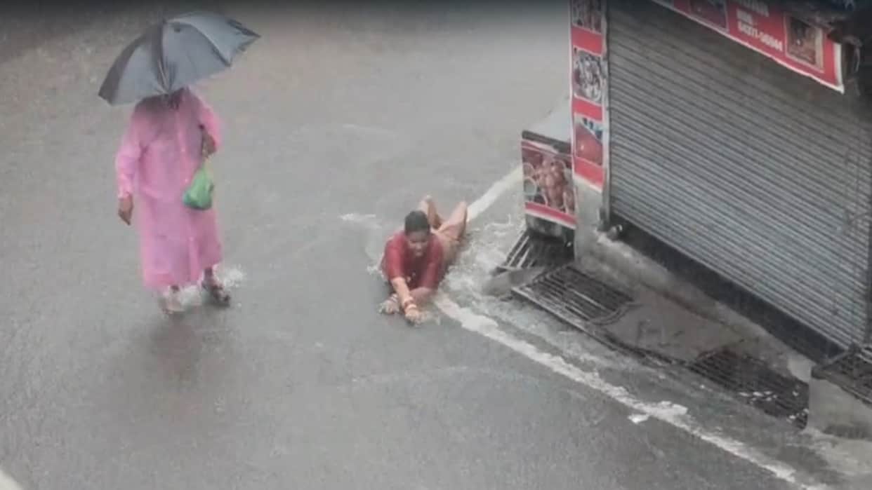 Faith remained unshaken even by heavy rain; a woman reached the shrine of Goddess Chintpurni by performing a D