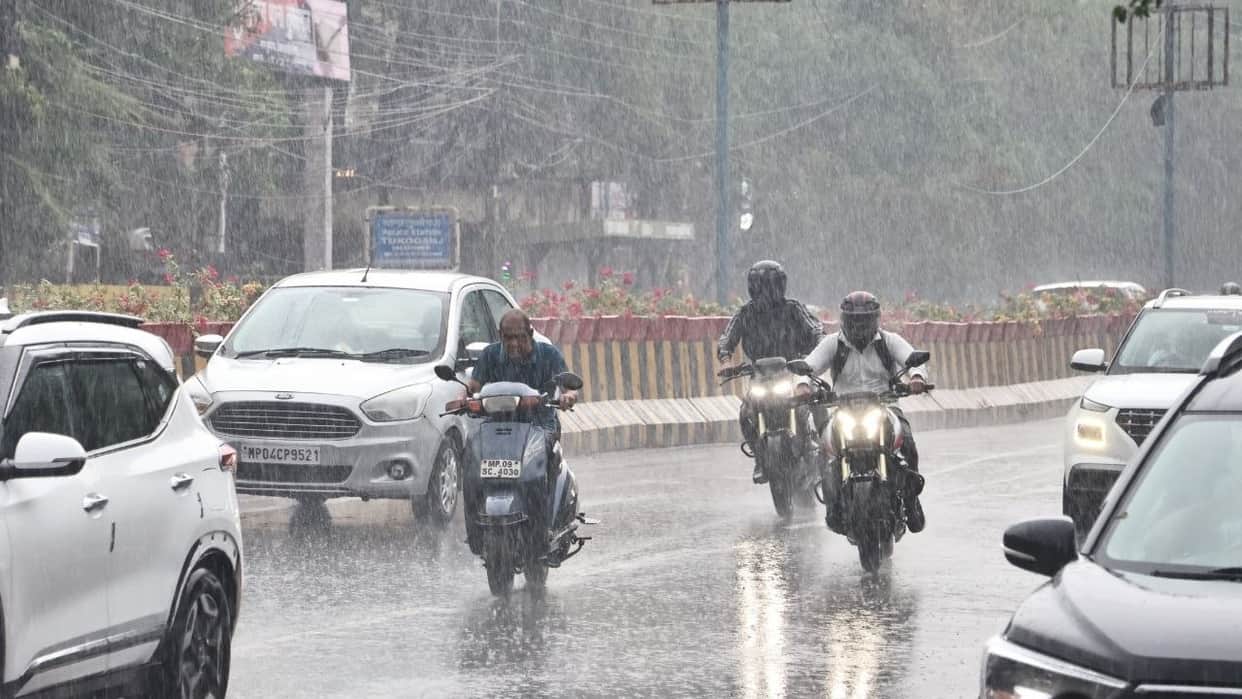 indore-news-rain-update-weather-forecast-waterlogging-rajwada-temperature-drop