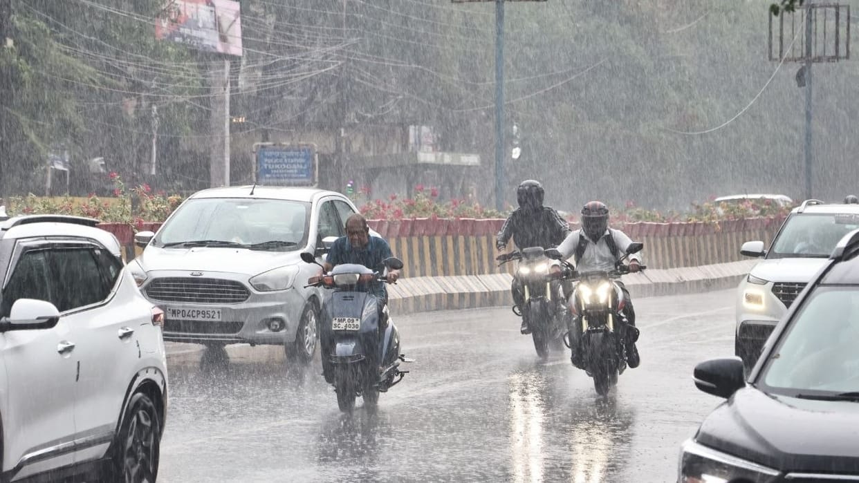 indore-news-rain-update-weather-forecast-waterlogging-rajwada-temperature-drop