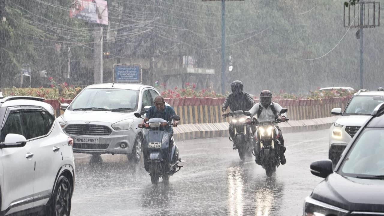 आज भी शाम को खूब बारिश हुई। फोटो- जयेश मालवीय।