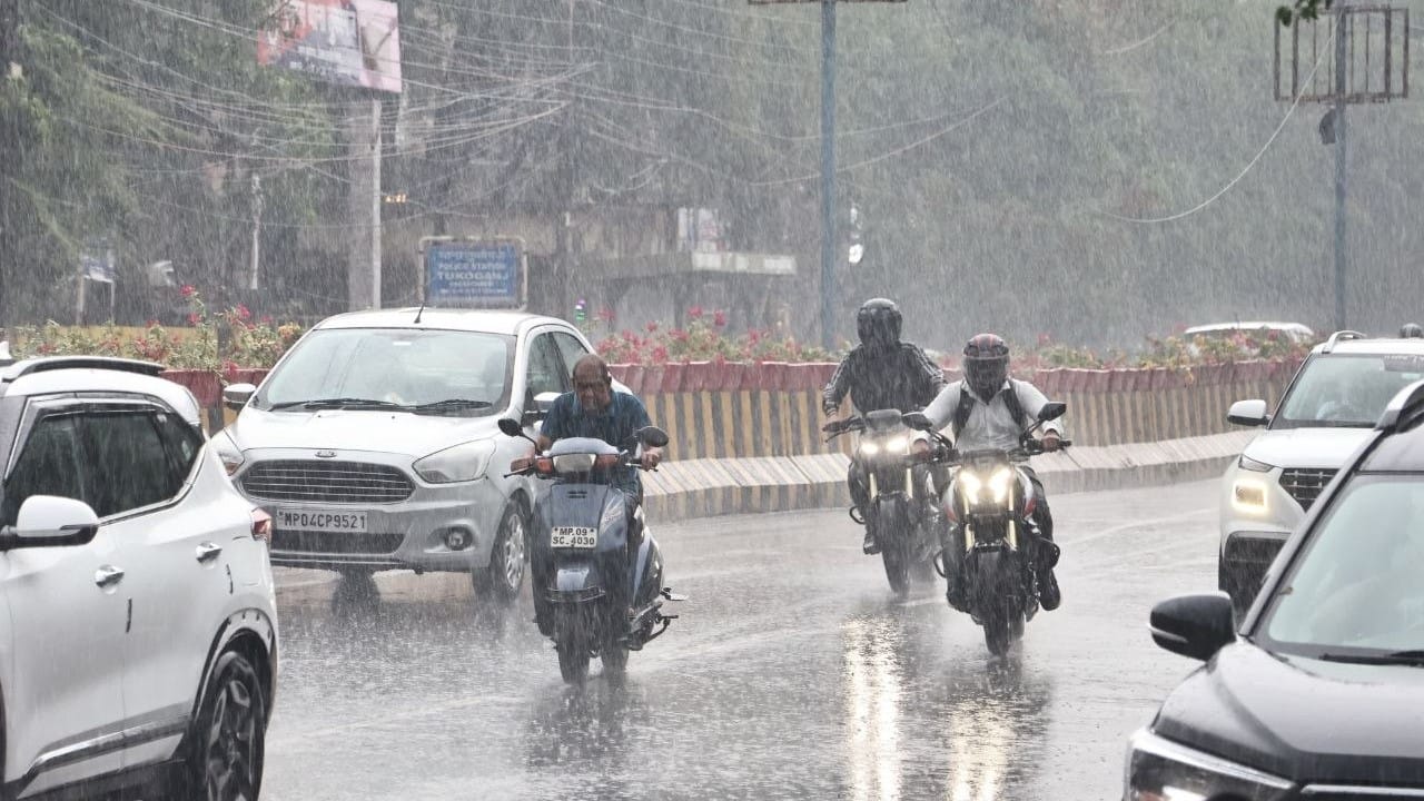 आज भी शाम को खूब बारिश हुई। फोटो- जयेश मालवीय।