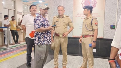 Varanasi News:दालमंडी में बंदर के ईंट गिराने से दुकानदार की माैत, ट्राॅमा  सेंटर पहुंचे अफसर; की अपील - Varanasi News Shopkeeper Dies After Monkey  Drops Brick In Dalmandi Officials ...