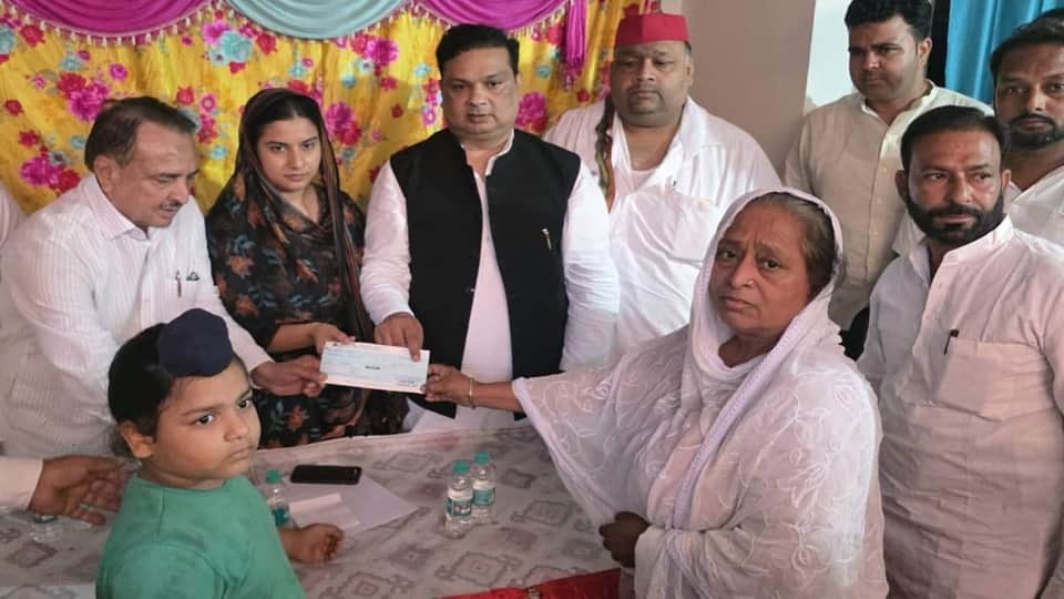 बीएलओ के परिवार को सहायता राशि देतीं इकरा हसन।
