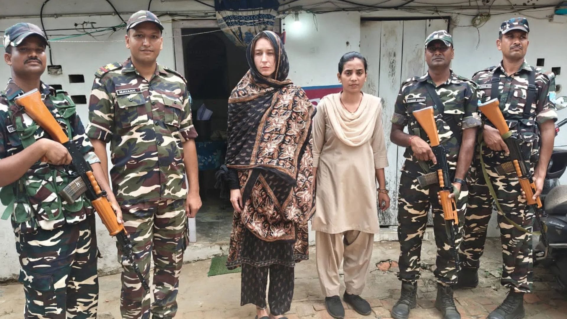 भारतीय परिधान में गिरफ्तार यूक्रेनी महिला