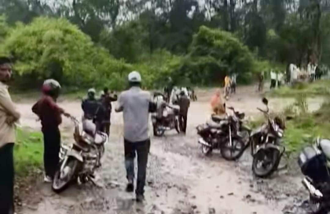 बारिश से नदी उफनाई