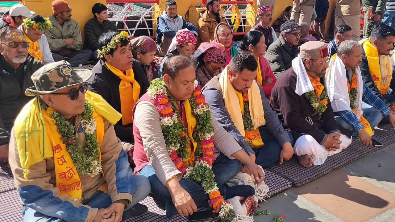 कार्यकार्तओं के साथ धरने पर बैठे कांग्रेस विधायक लखपत बुटोला
