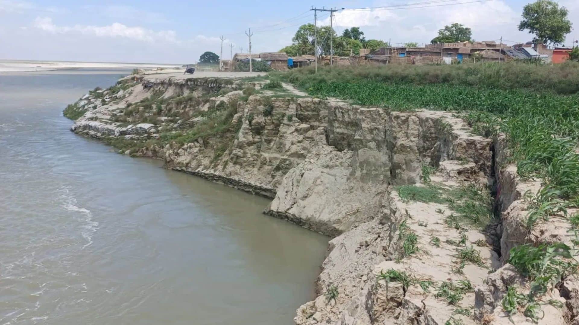 गंगा के बढ़ते जलस्तर के कारण कई जगह पर कटाव हुआ शुरू