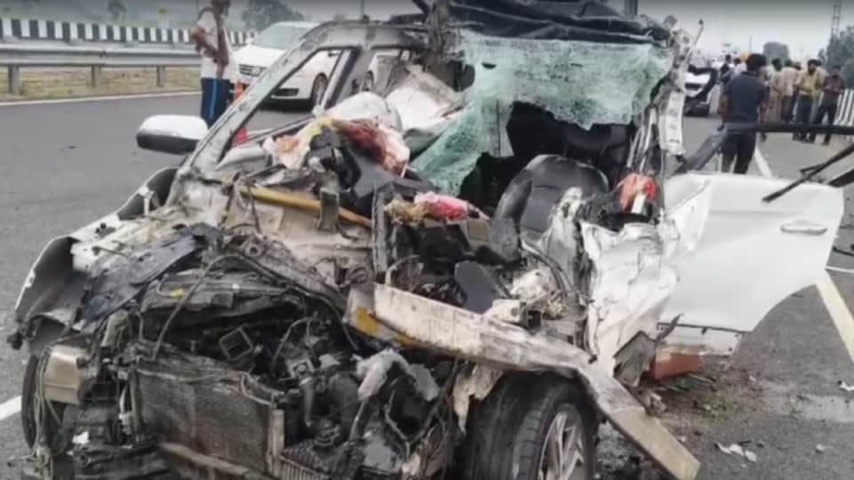 गाड़ी के उड़े परखच्चे