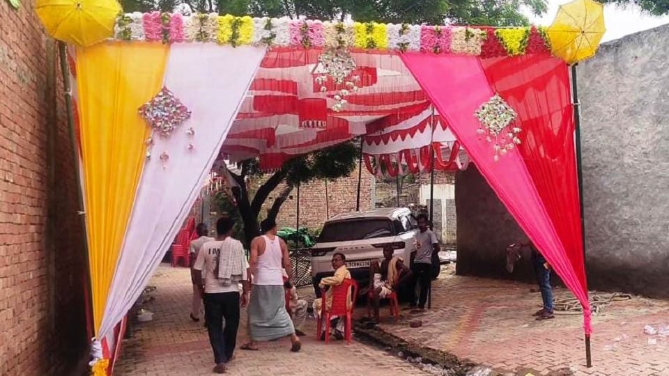 Muzaffarnagar: Groom stumbles while performing wedding rituals, strips off and throws away his clothes