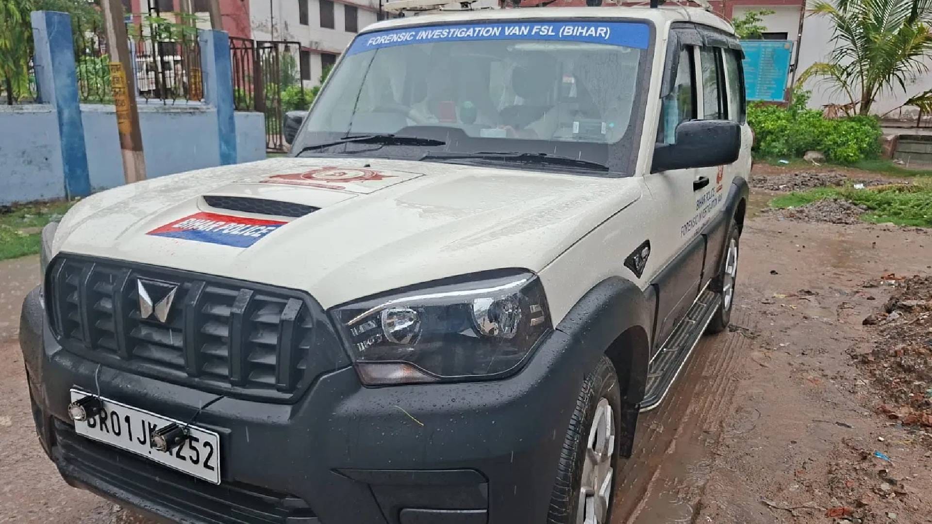 घटनास्थल पर मौजूद एफएसएल टीम
