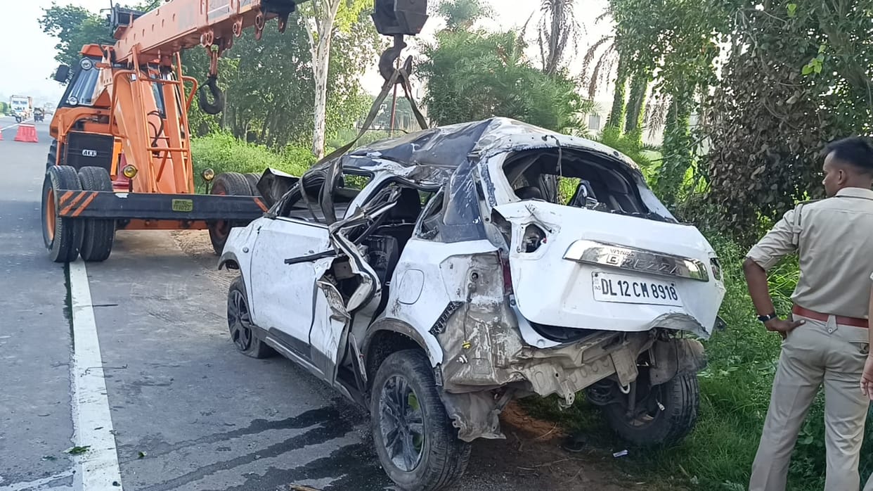 Meerut: Three Killed, One Injured After Brezza Overturns Following Tyre Burst on Highway