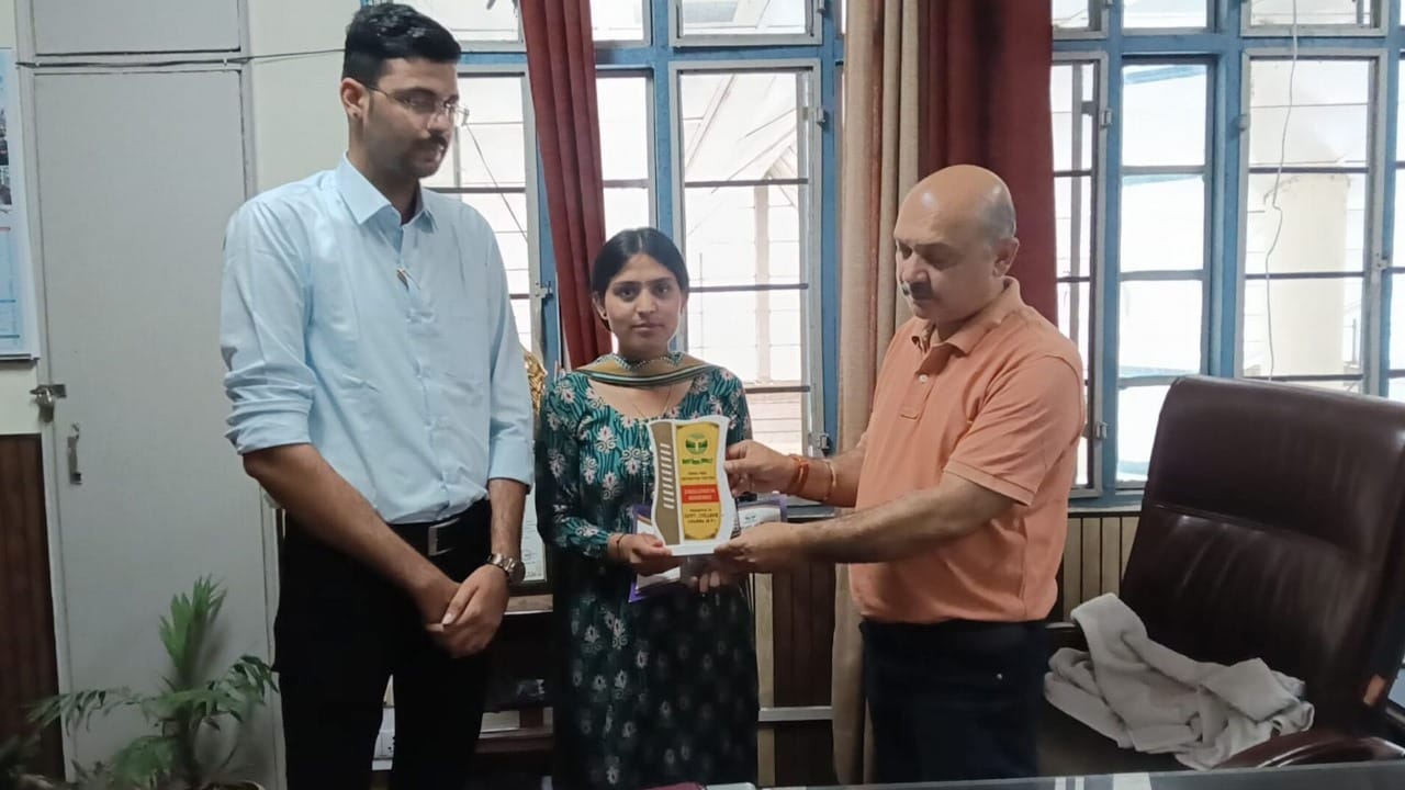 चंबा कॉलेज में हिमानी को किया सम्मानित।