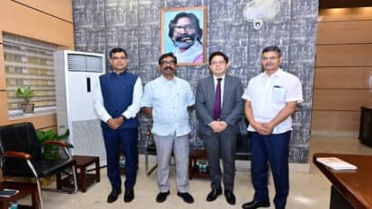 सीएम हेमंत सोरेन से मुलाकात करते हुए आईएफएस अधिकारी