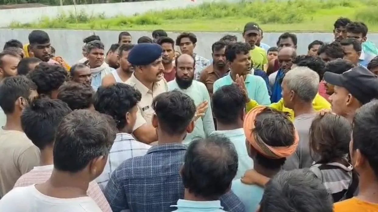woman dead body exhumed from grave her father says that murdered his daughter and buried body Bihar news