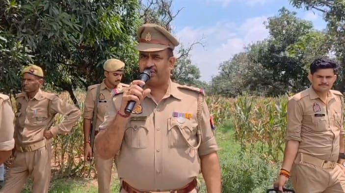 मुनादी कराकर जानकारी देते पुलिस अधिकारी