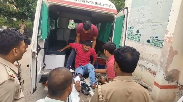 घायल बदमाश को अस्पताल ले जाती पुलिस