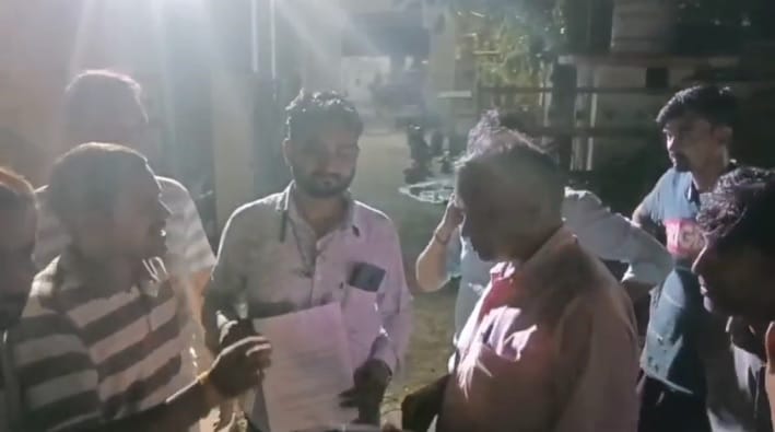 Kanpur Residents of Jajmau enraged by unannounced power cuts staged a road blockade and raised slogans