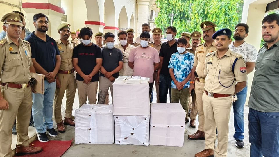 कैप्सूल की पेटियों के साथ गिरफ्तार आरोपी।