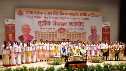 मेडल पाने के बाद राज्यपाल के साथ यादगार फोटो